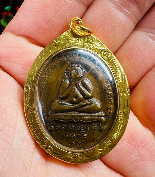 A Phra Pidta Close Eye Buddha